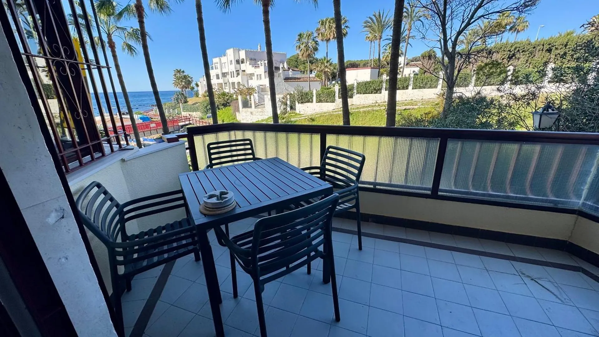 Beachfront Apartment By Holidays2Rent Sitio de Calahonda 0*,