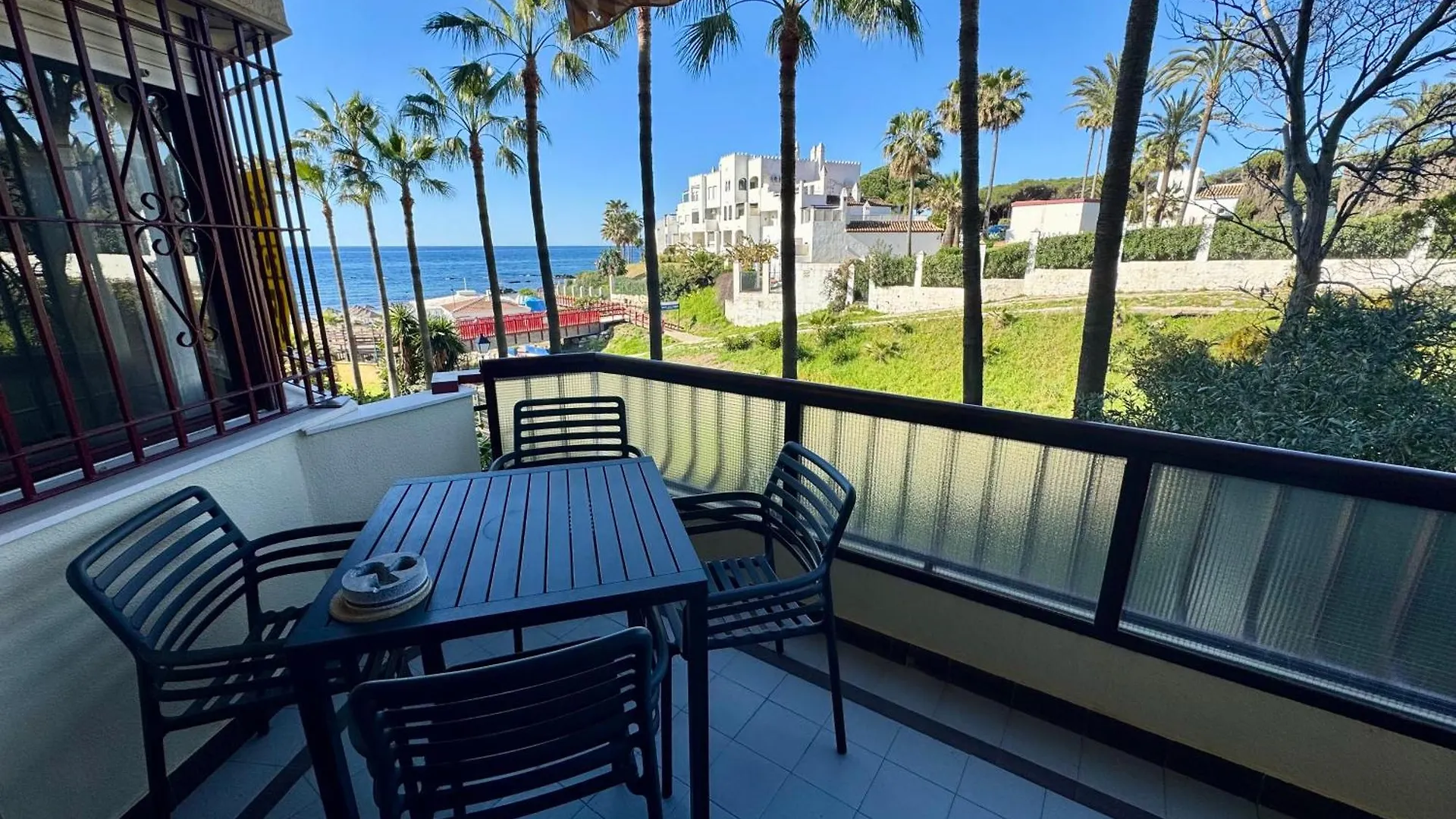Beachfront Apartment By Holidays2Rent Sitio de Calahonda